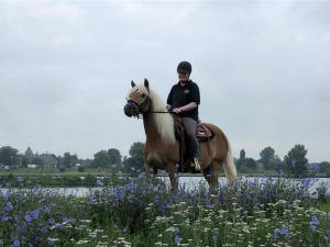 Neel op buitenrit met Coco